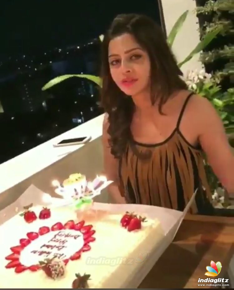 Vedhika Birthday Celebration at Kanchana 3 Shooting Spot