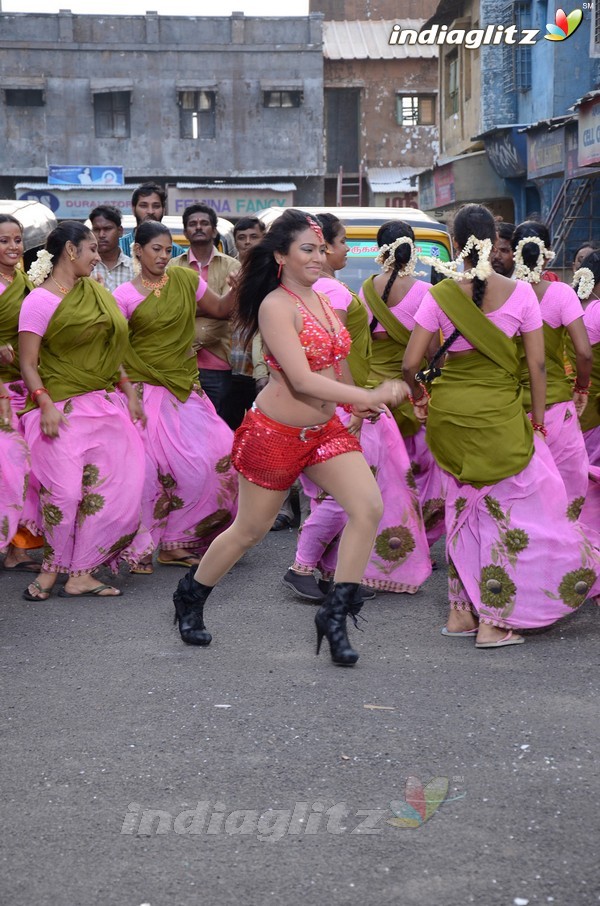 Oru Nadigaiyin Vaakkumoolam