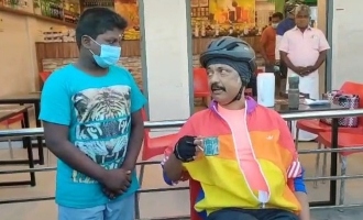 டீக்கடையில் அமர்ந்து சிறுவனிடம் உரையாடிய முதல்வர்… வைரலாகும் புகைப்படம்!