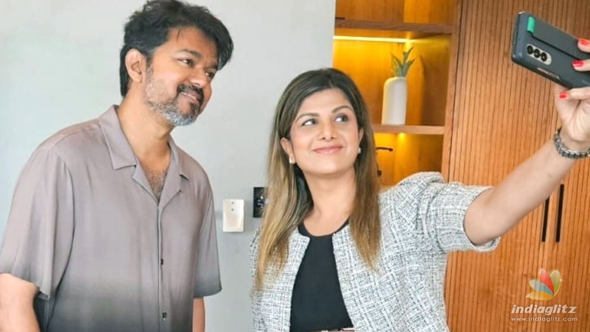 ‘Minsara Kanna’ reunion: Actress Rambha meets Thalapathy Vijay along with her family!