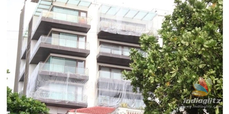 Shahrukh Khan covers house with plastic sheets, photos viral!