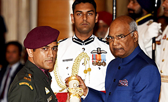 Dhoni Receiving Padma Bhooshan Award