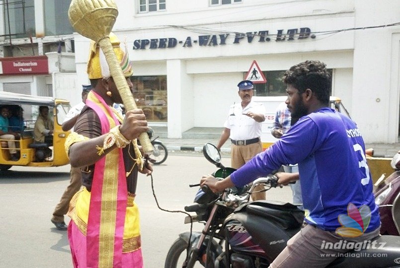 ஹெல்மெட் போடாத வாகன ஓட்டிகளை மிரட்டிய எமன்! அண்ணா சாலையில் பரபரப்பு