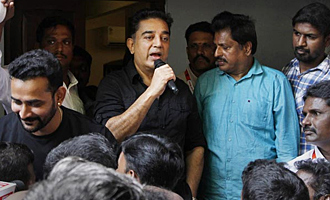 Kamal Meets His Fans