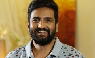 Producer makes an emotional request to Santhanam!