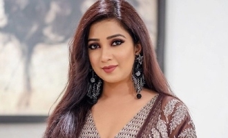 Shreya Ghoshal floats in water during pregnancy Nostalgic picture goes viral