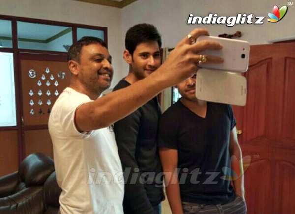 Mahesh Babu Bonds With Family