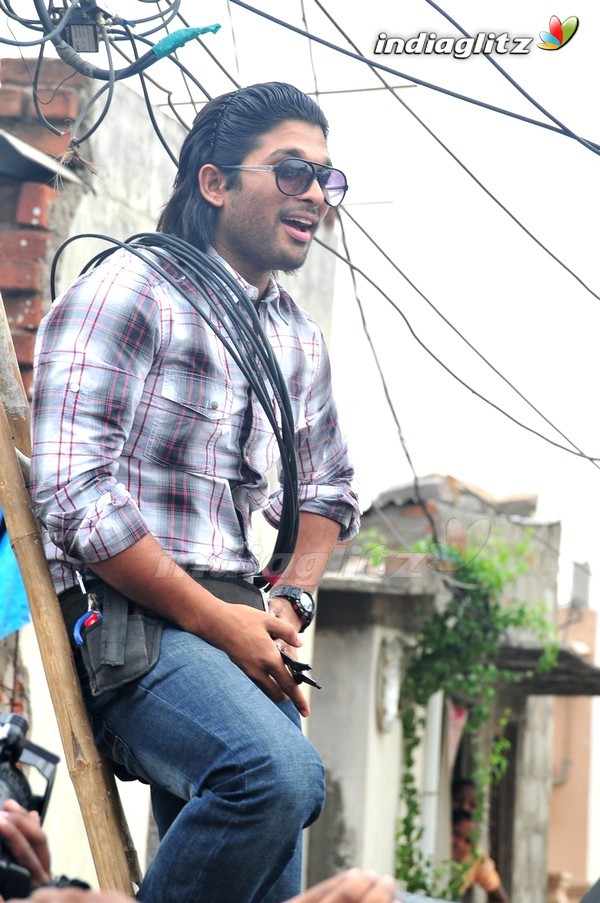 Allu Arjun Promotes Vedam