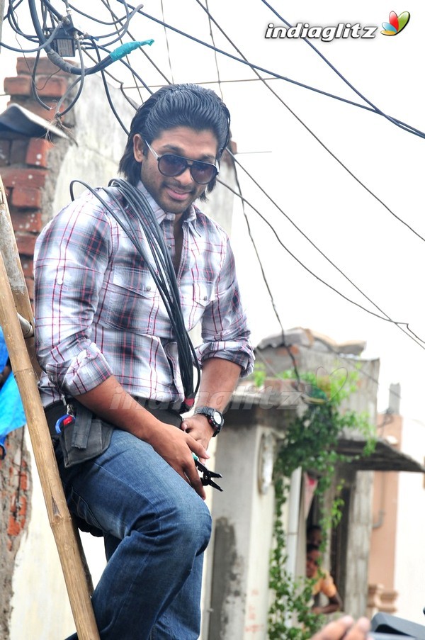 Allu Arjun Promotes Vedam