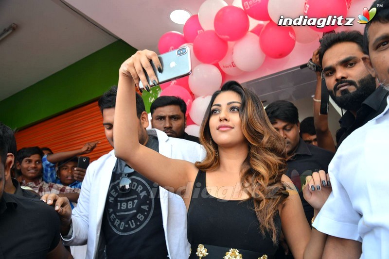 Anu Emmanuel Launches  B New Mobile Store At Yemmiganur