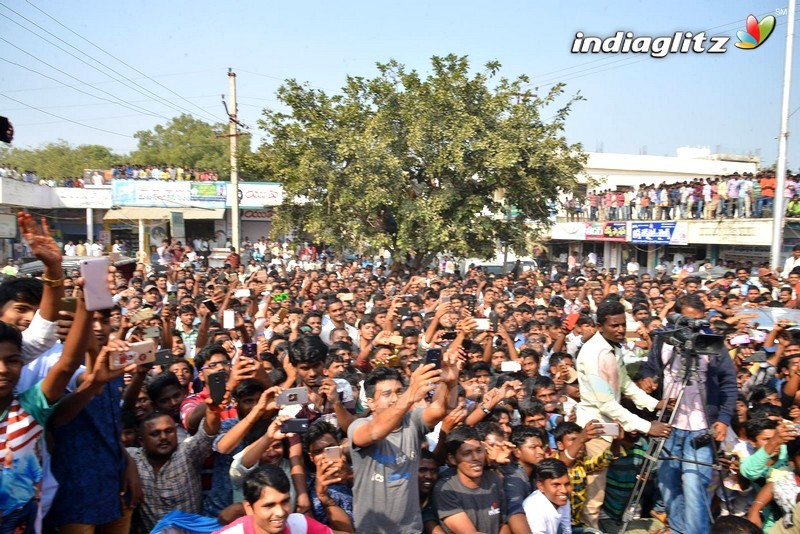 Anu Emmanuel Launches  B New Mobile Store At Yemmiganur