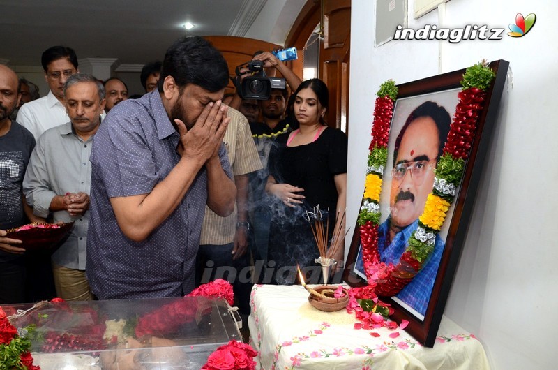 Chiranjeevi Pays Last Respect To Director Vijaya Bapineedu