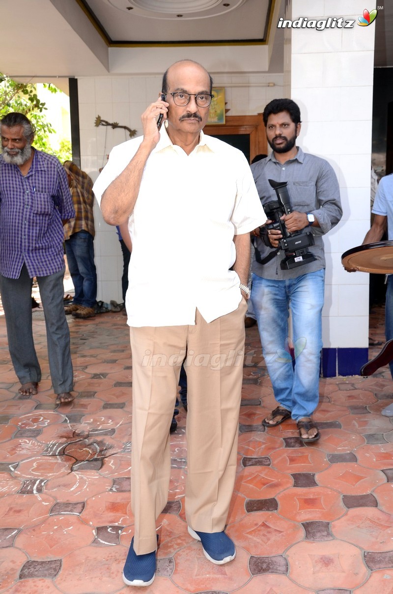 Chiranjeevi Pays Last Respect To Director Vijaya Bapineedu