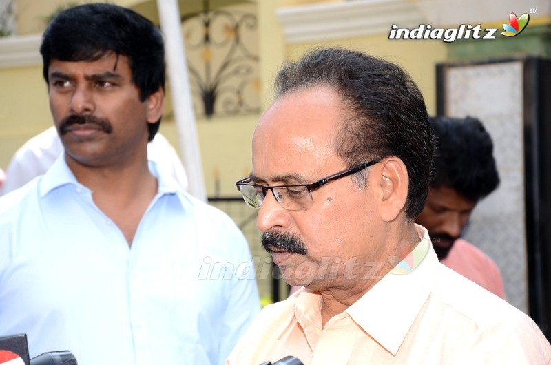 Chiranjeevi Pays Last Respect To Director Vijaya Bapineedu