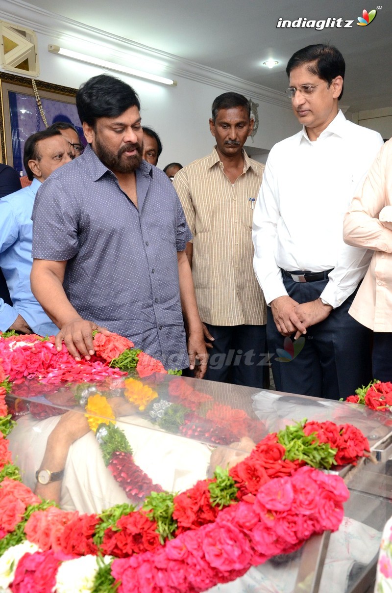 Chiranjeevi Pays Last Respect To Director Vijaya Bapineedu