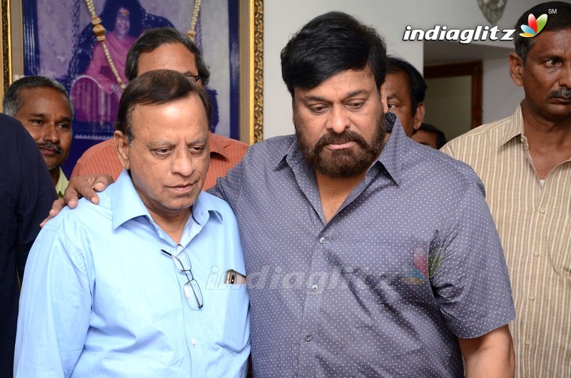 Chiranjeevi Pays Last Respect To Director Vijaya Bapineedu