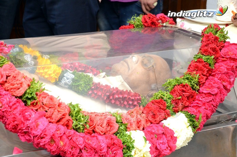 Chiranjeevi Pays Last Respect To Director Vijaya Bapineedu