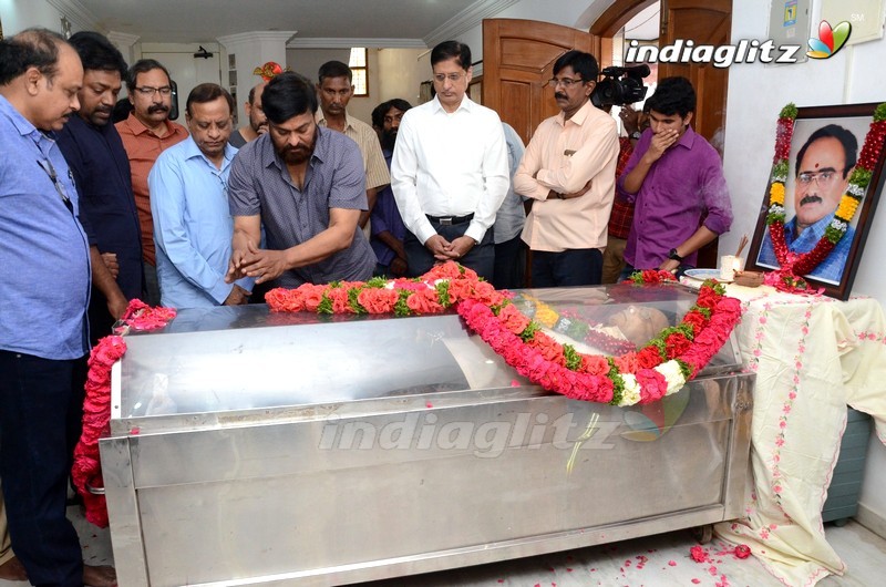 Chiranjeevi Pays Last Respect To Director Vijaya Bapineedu