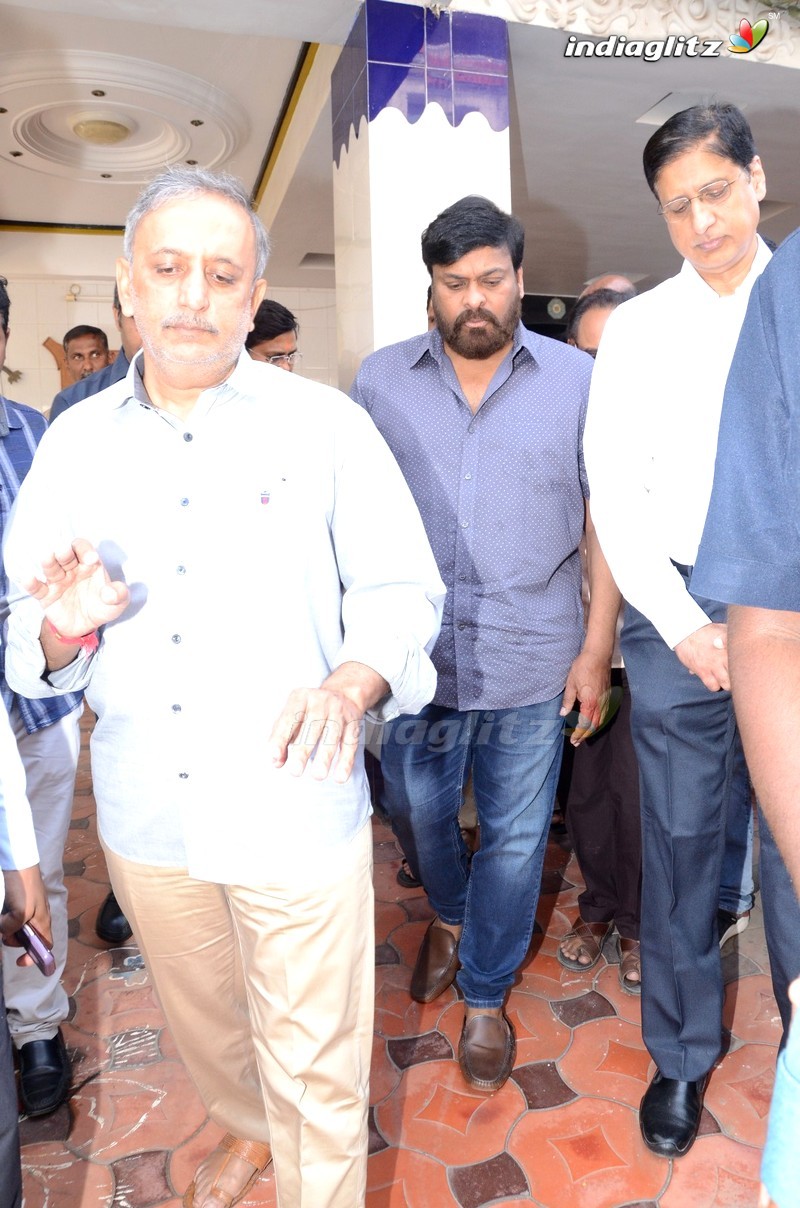 Chiranjeevi Pays Last Respect To Director Vijaya Bapineedu