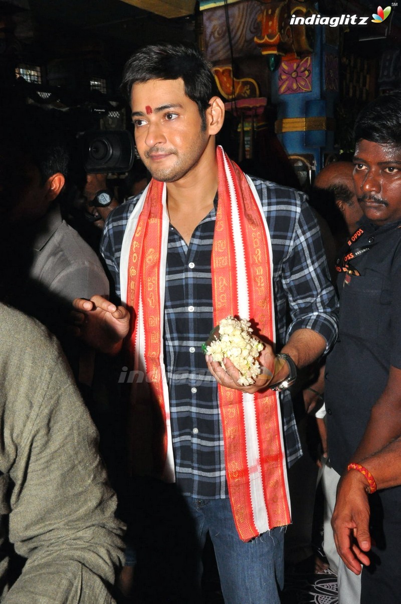 'Bharat Ane Nenu' Team @ Vijaywada Durgamma Temple