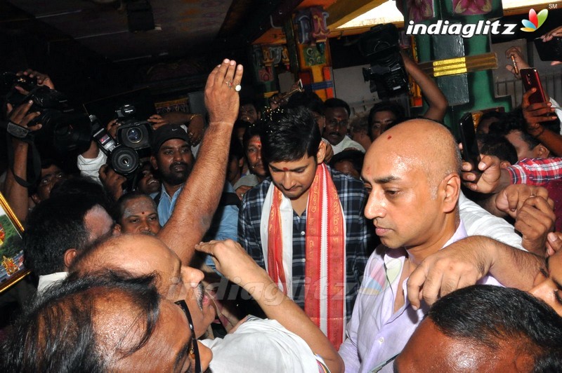 'Bharat Ane Nenu' Team @ Vijaywada Durgamma Temple