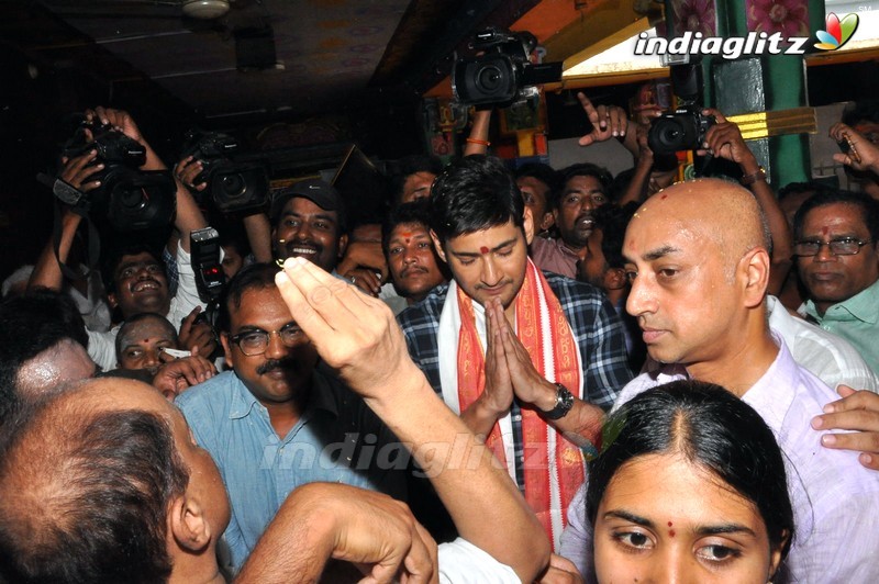 'Bharat Ane Nenu' Team @ Vijaywada Durgamma Temple