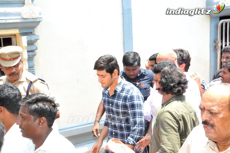 'Bharat Ane Nenu' Team @ Vijaywada Durgamma Temple