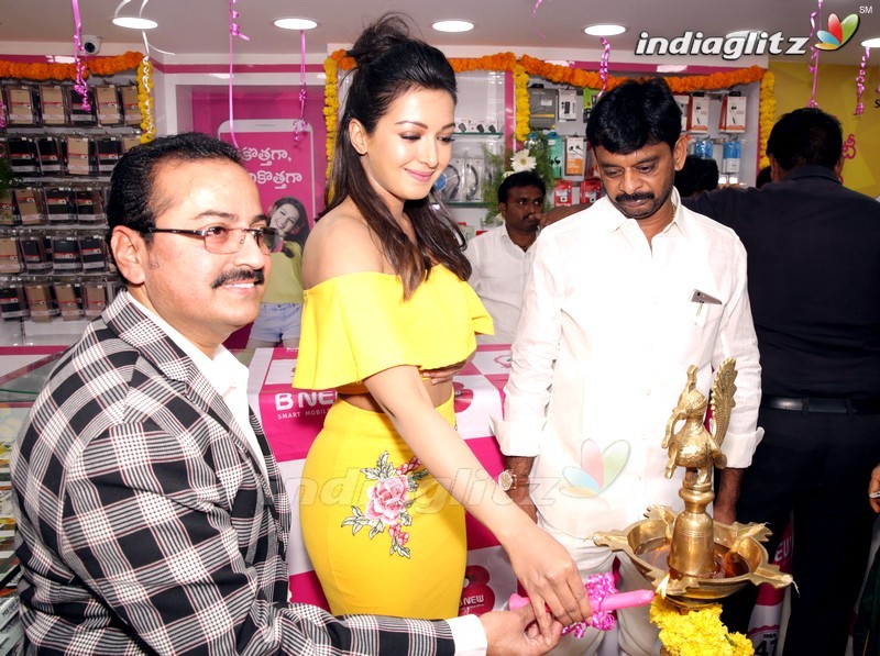 Catherine Tresa Launch B New Mobiles Store @ Kadapa