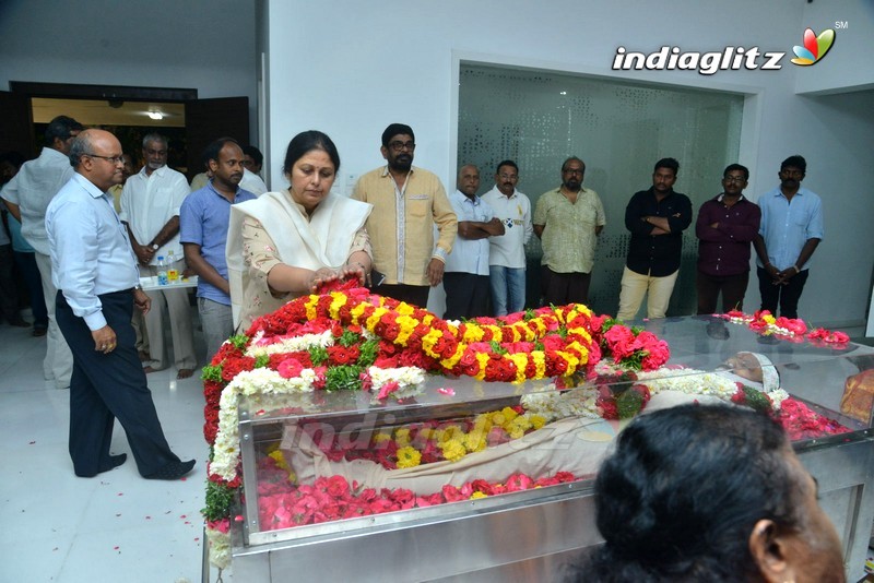 Celebs Pay Last Respect To Kodi Ramakrishna