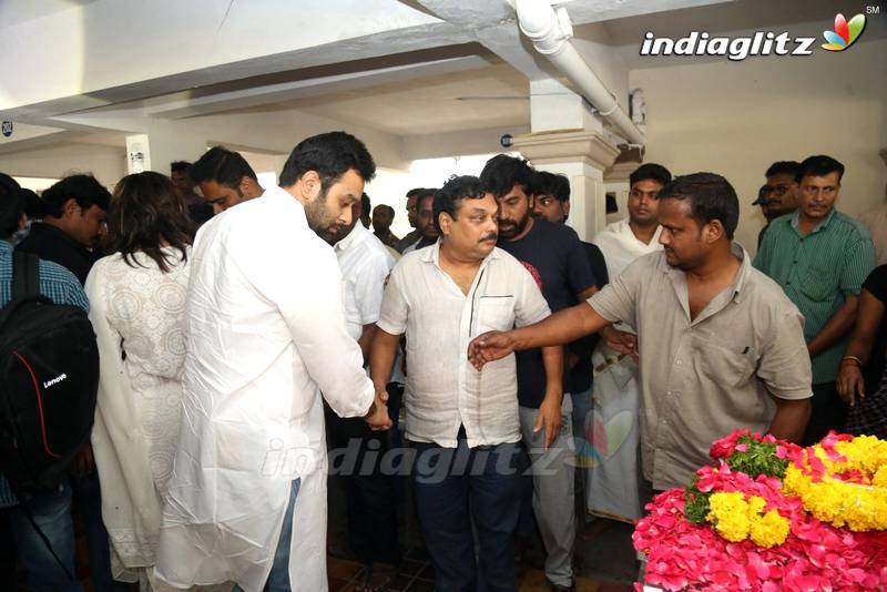 Celebs Pay homeage to Jaya B