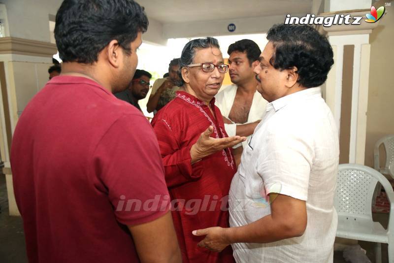 Celebs Pay homeage to Jaya B