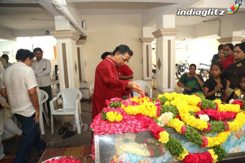 Celebs Pay homeage to Jaya B