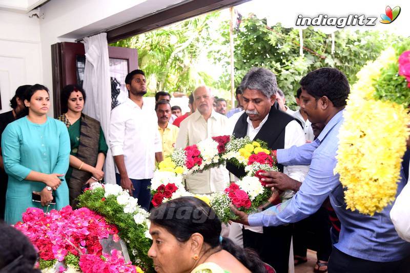 Celebs Pay Last Respects To Nandamuri Harikrishna (set 2)