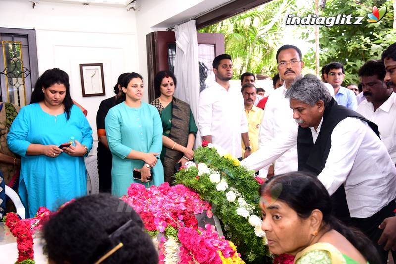 Celebs Pay Last Respects To Nandamuri Harikrishna (set 2)