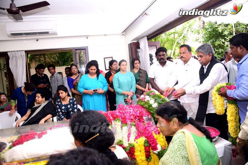 Celebs Pay Last Respects To Nandamuri Harikrishna (set 2)