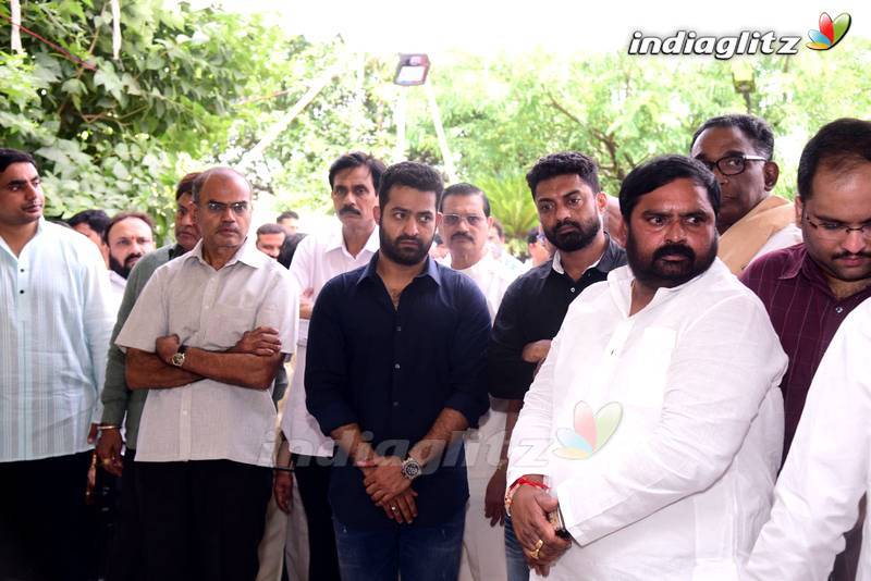 Celebs Pay Last Respects To Nandamuri Harikrishna (set 2)