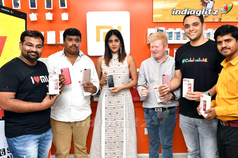 Chandini Chowdary Launches RedMi 6 Mobile