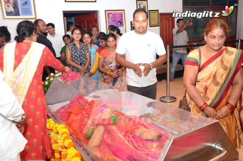 Chiranjeevi, Rajasekhar, Jeevitha Pay Last Respects To Vijaya Nirmala