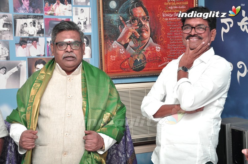 Chiranjeevi and 'MAA' Members Meets Sirivennela