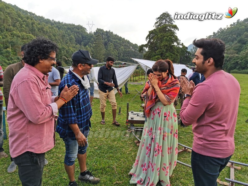 'Entha Manchivaadavuraa' On Location