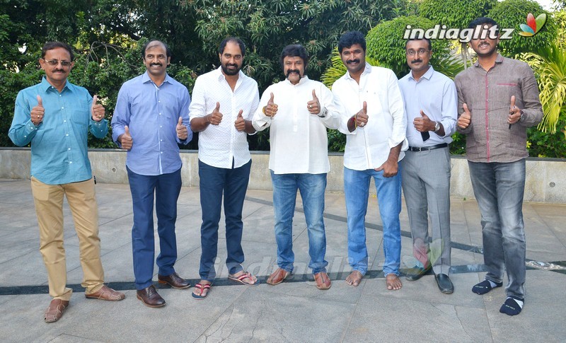 Balakrishna flags off 100 temples tour by fans for 'Gautamiputra Satakarni'