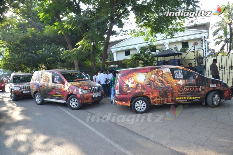 Balakrishna flags off 100 temples tour by fans for 'Gautamiputra Satakarni'