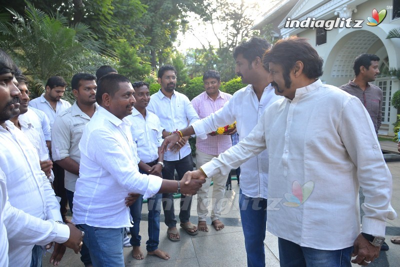 Balakrishna flags off 100 temples tour by fans for 'Gautamiputra Satakarni'