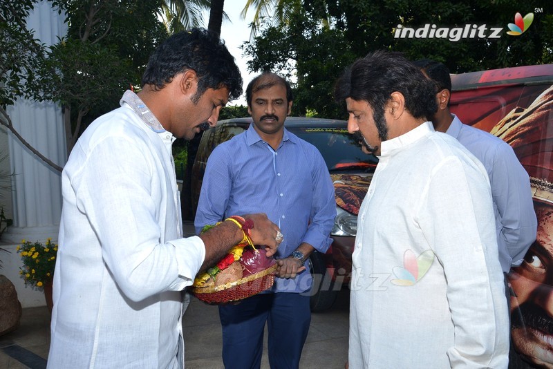 Balakrishna flags off 100 temples tour by fans for 'Gautamiputra Satakarni'