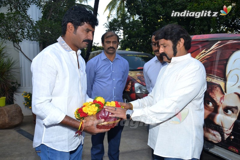 Balakrishna flags off 100 temples tour by fans for 'Gautamiputra Satakarni'