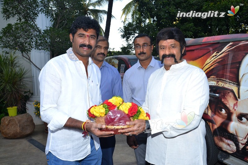 Balakrishna flags off 100 temples tour by fans for 'Gautamiputra Satakarni'