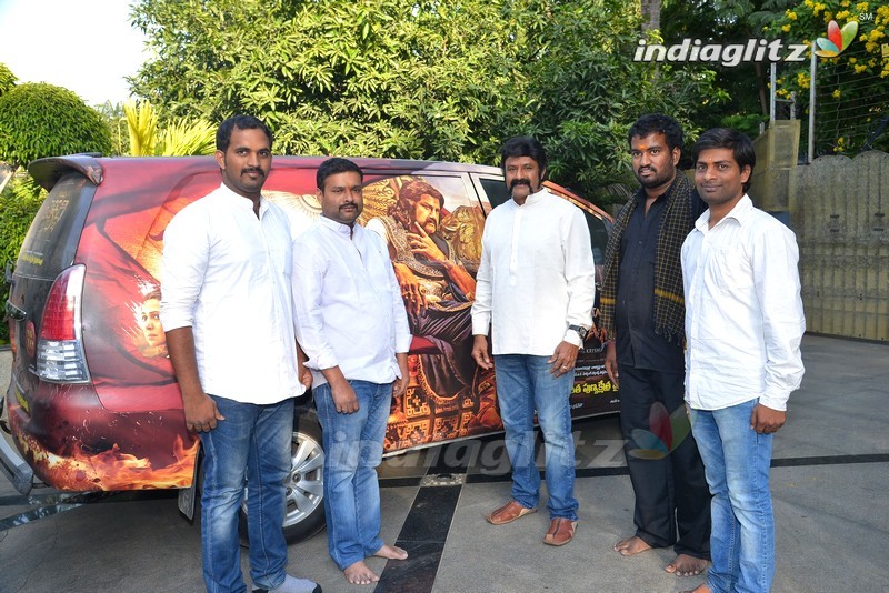 Balakrishna flags off 100 temples tour by fans for 'Gautamiputra Satakarni'