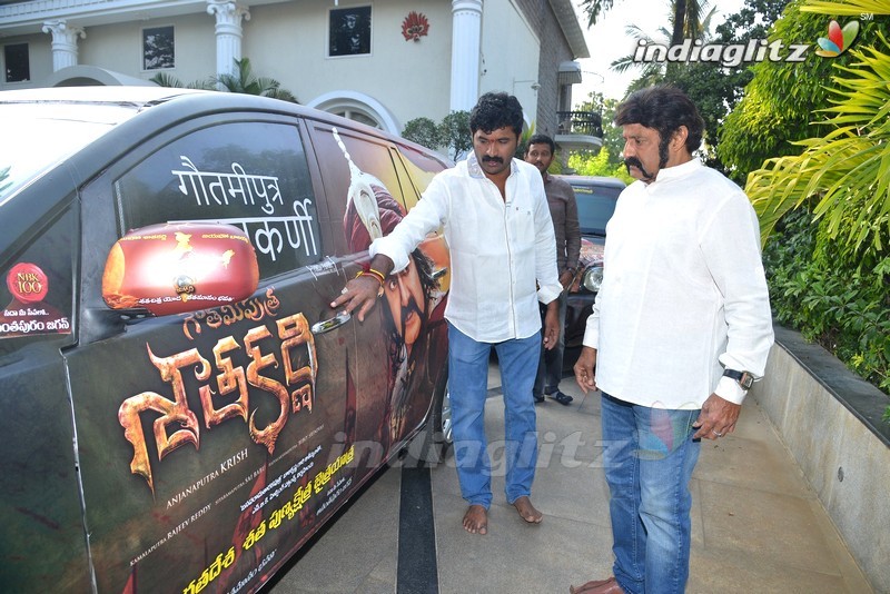 Balakrishna flags off 100 temples tour by fans for 'Gautamiputra Satakarni'