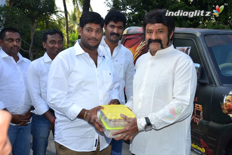 Balakrishna flags off 100 temples tour by fans for 'Gautamiputra Satakarni'