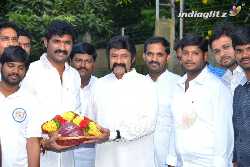 Balakrishna flags off 100 temples tour by fans for 'Gautamiputra Satakarni'